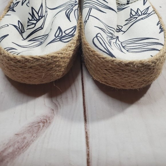 Vans Espadrille Shoes 8.5 Womens White Blue Leaf Print Fabric Slip On Sneakers - Picture 3 of 10